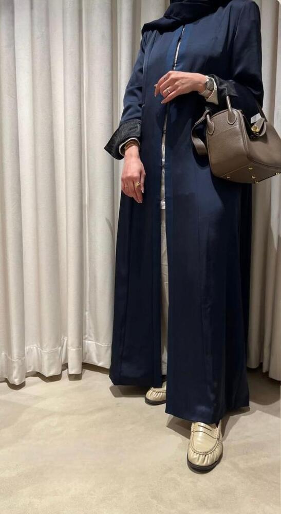 WOMEN CLOSE HOOK SILK ABAYA